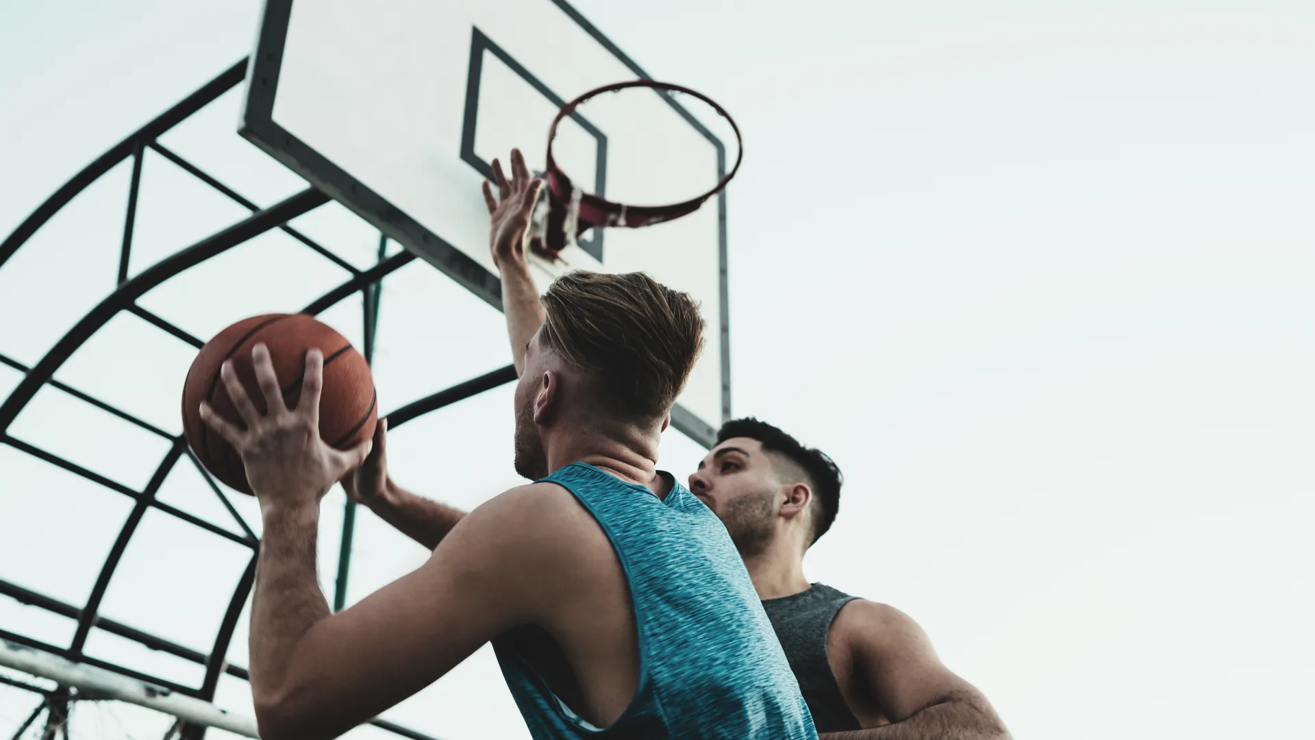 Equipo jugando básquetbol en una cancha al aire libre