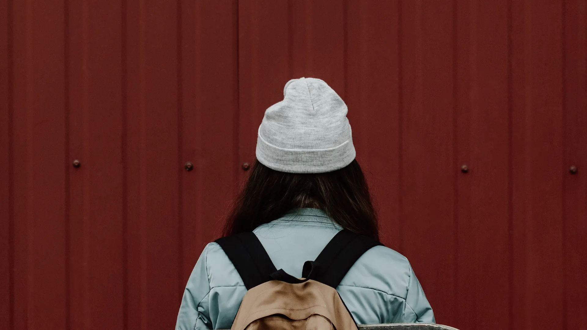 Persona caminando al aire libre con mochila