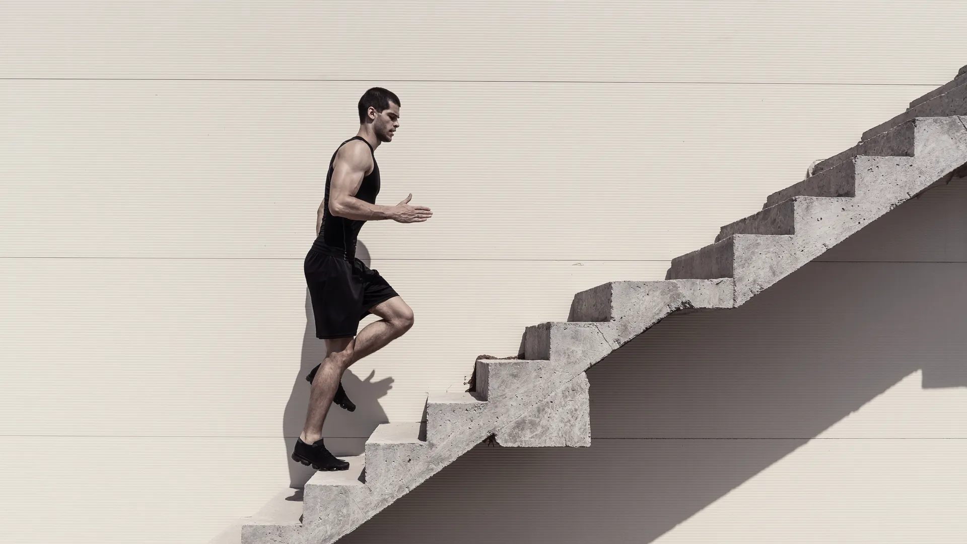 Persona entrenando en unas escaleras al aire libre