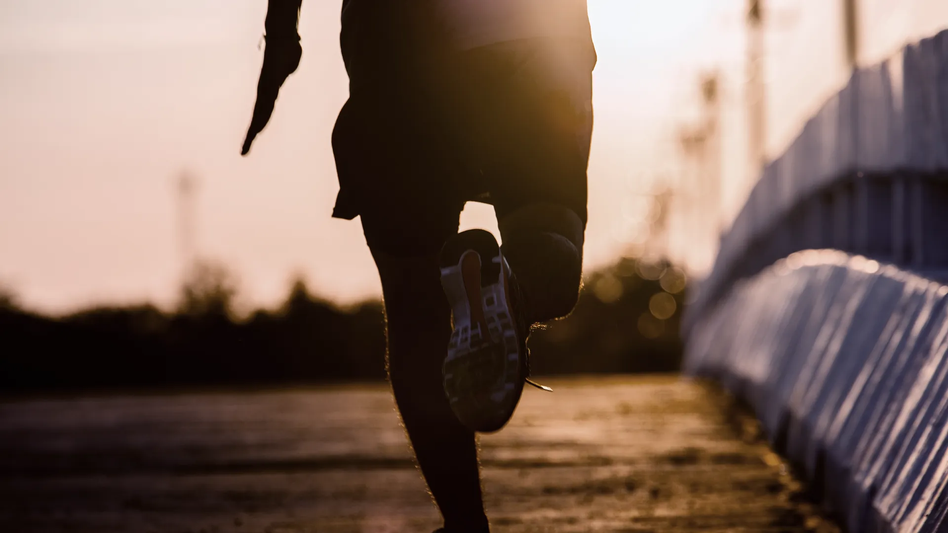 Persona corriendo al atardecer
