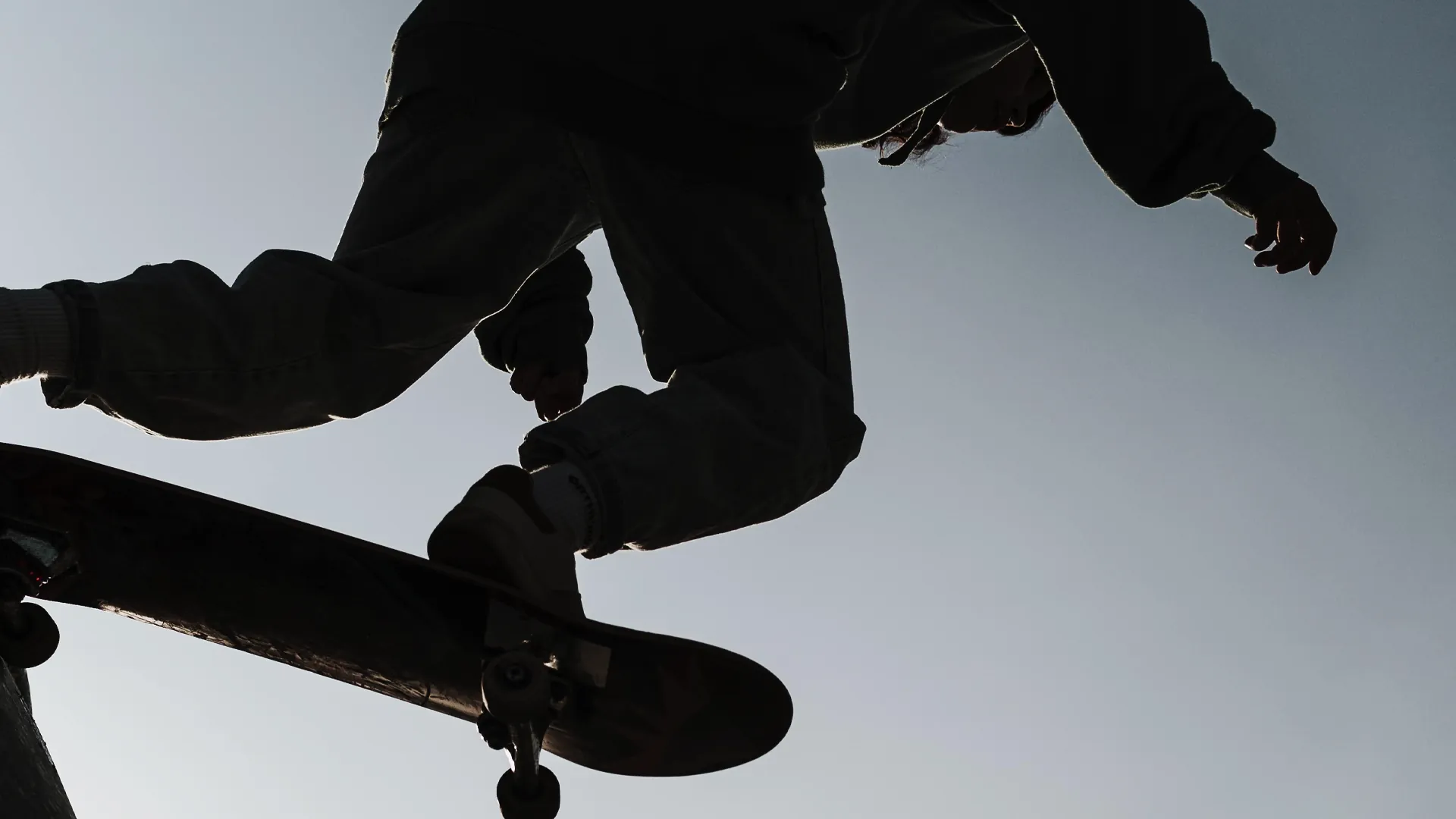 Persona patinando en la ciudad