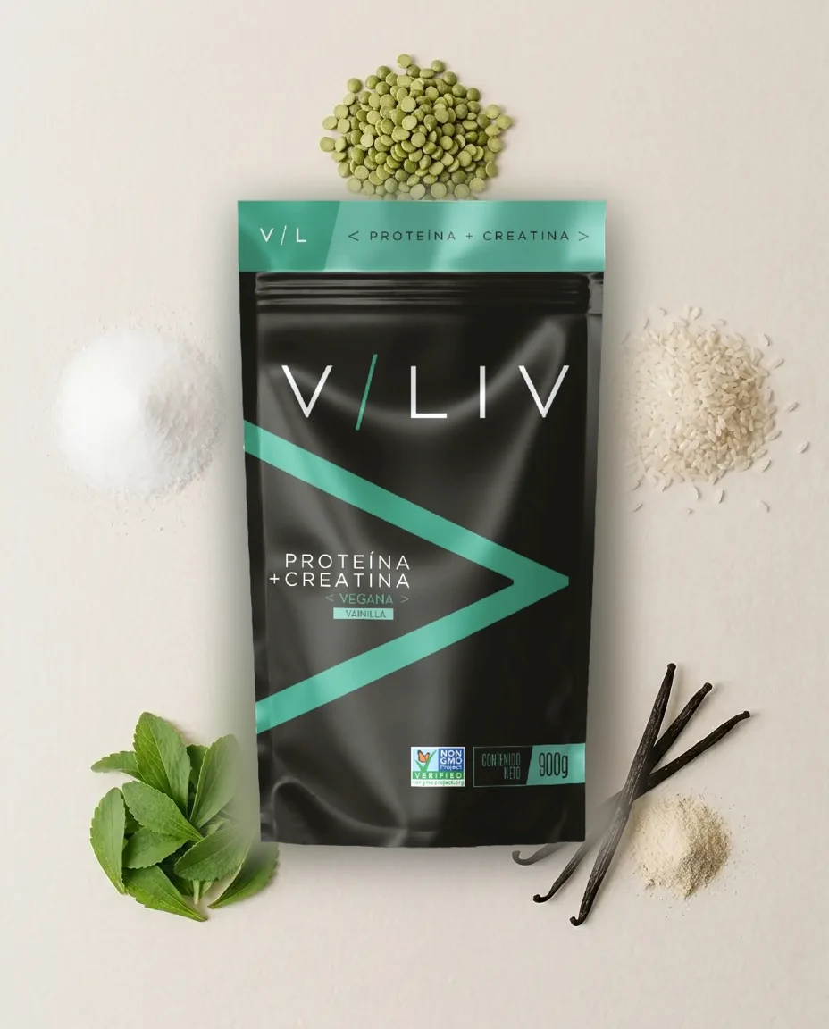 Bolsa de Proteína + Creatina Vegana VLIV rodeada de sus ingredientes: chícharo, arroz, creatina, vainilla y hojas de stevia